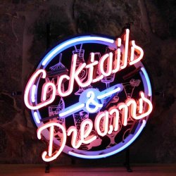 Neonskylt Cocktails and dreams med bakgrund