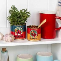 Plåtburkar med retrostil, perfekt för en liten färgklick