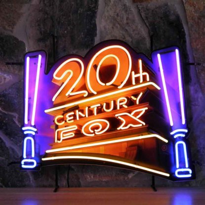 Neonskylt 20th century fox med bakgrund