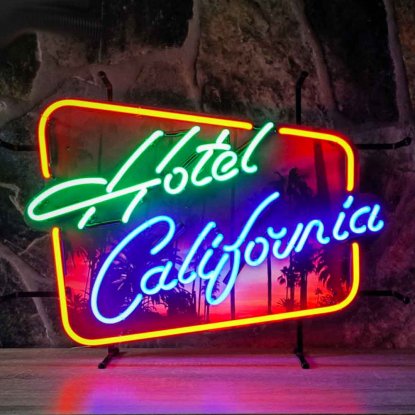 Neonskylt Hotel California med bakgrund
