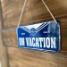 Plåtskylt med hänge Pan am - On Vacation