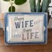 Plåtskyllt Happy wife - Happy Life 15x20 cm