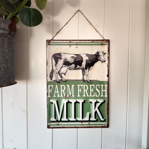 Plåtskylt med hänge Farm Fresch milk... 26x40cm