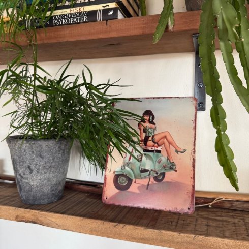 Plåtskylt Pin-Up på vespa 20x30cm