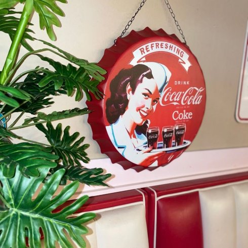 Coca Cola Metallskylt med kedja - Serving