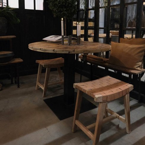 Klassiskt kvadratiskt bordsben i svartlackerat järn