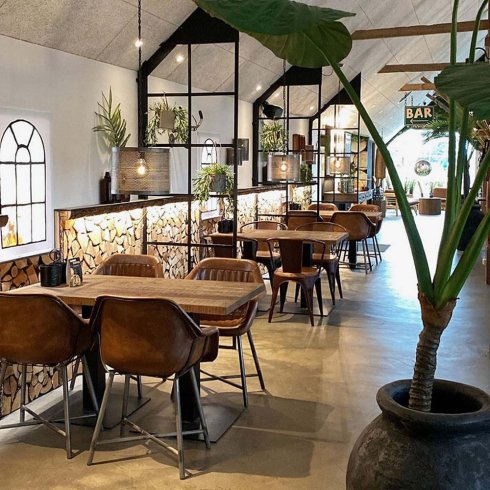 Klassiskt kvadratiskt bordsben i svartlackerat järn