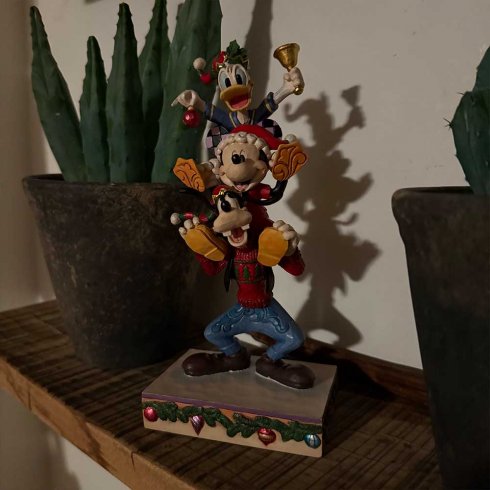 Disney Figur Kalle och Långben klär granen