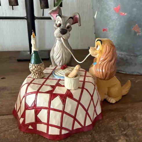 Andrahandssortering Disney Figur Lady & Lufsen äter spagetti