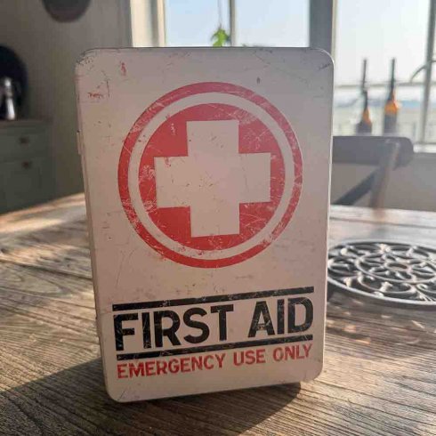 Platt plåtburk First Aid
