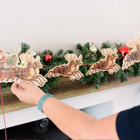 Julgirlang med tomte och släde 