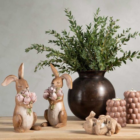 Hare Milly med blommor