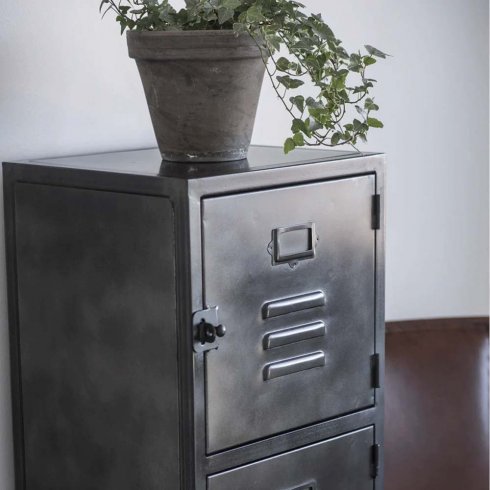 Industriellt skåp i metall med 3 skåpsluckor