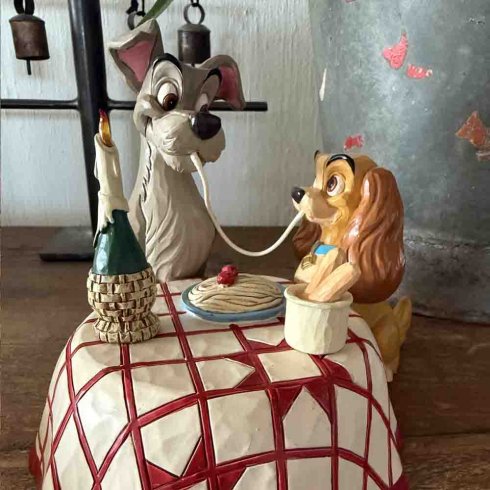 Andrahandssortering Disney Figur Lady & Lufsen äter spagetti