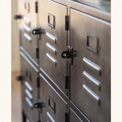 Industriellt skåp i metall med 8 skåpsluckor