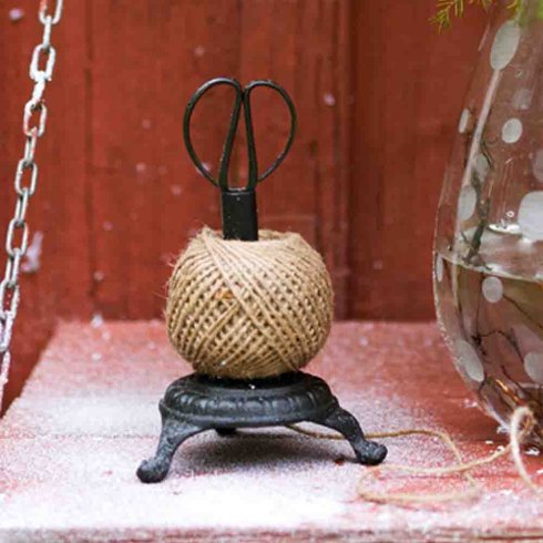 Snörhållare i järn med sax & snöre