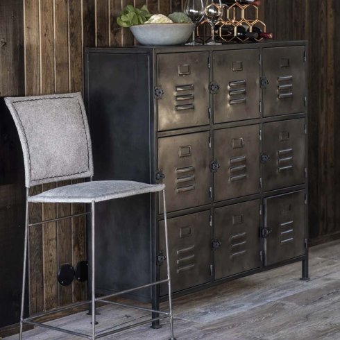 Industriellt skåp i metall med 9 skåpsluckor