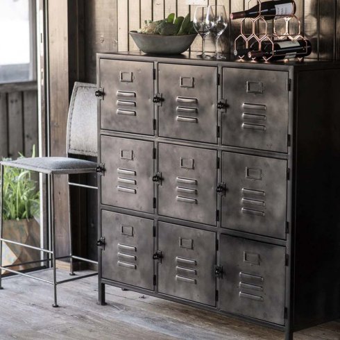 Industriellt skåp i metall med 9 skåpsluckor