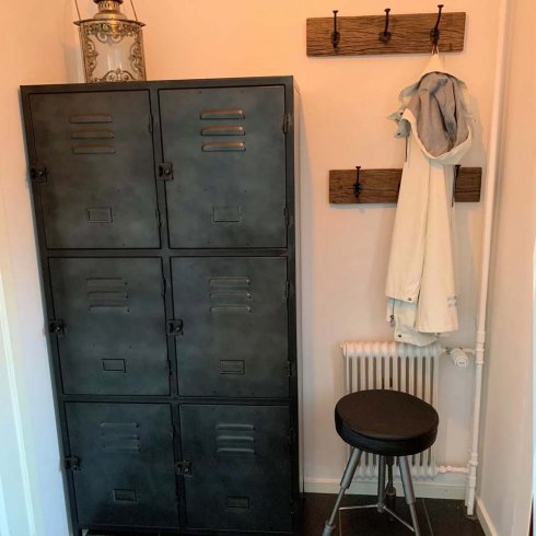 Industriellt skåp i metall med 6 skåpsluckor