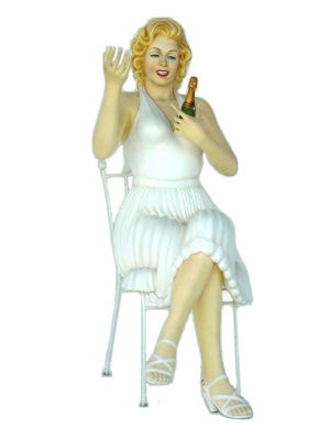 Monroe sittande med champagne 142 cm