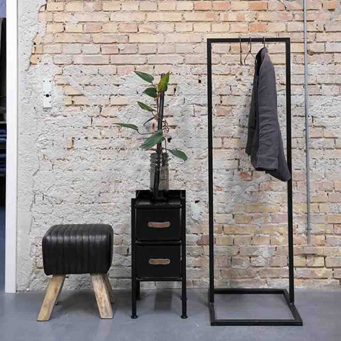 Sittpall med quiltat svart läder & träben