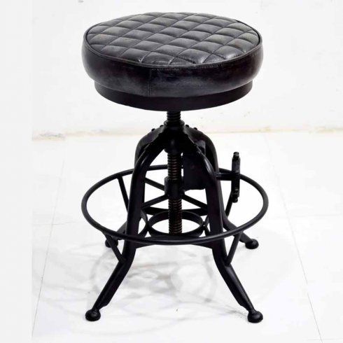 Höj- och sänkbar pall och barstol med svart quiltat skinn