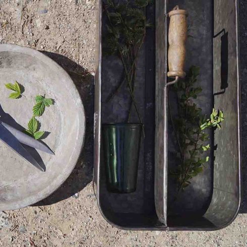 Avlång plåtlåda med fack & handtag