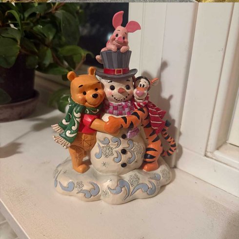 Disney Figur Nalle Puh & vännerna gör en snögubbe