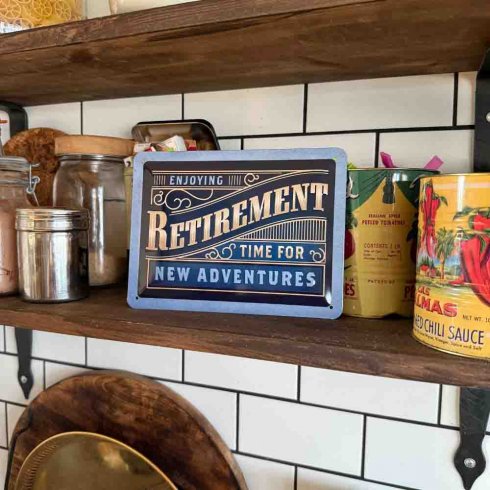 Plåtskylt Enjoy Retirement 15x20 cm