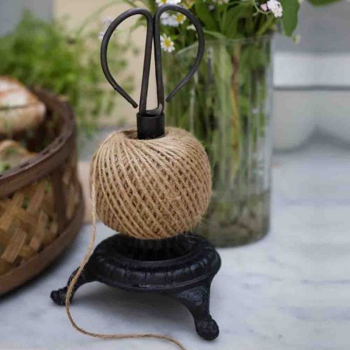 Snörhållare i järn med sax & snöre