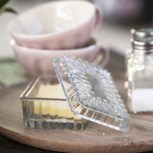 Liten smörlåda i mönstrat glas