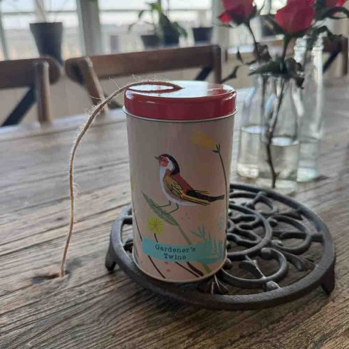 Snörhållare i plåtburk med 100 m snöre