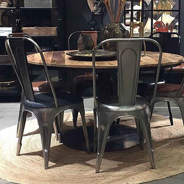 Hos oss hittar du ett brett sortiment matbord!