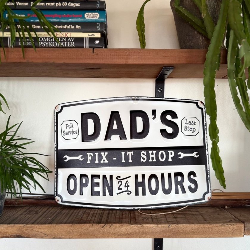 https://www.magasin11.se/inredning/platskyltar/metallskylt-dads-fix-it-shop-30x40cm/